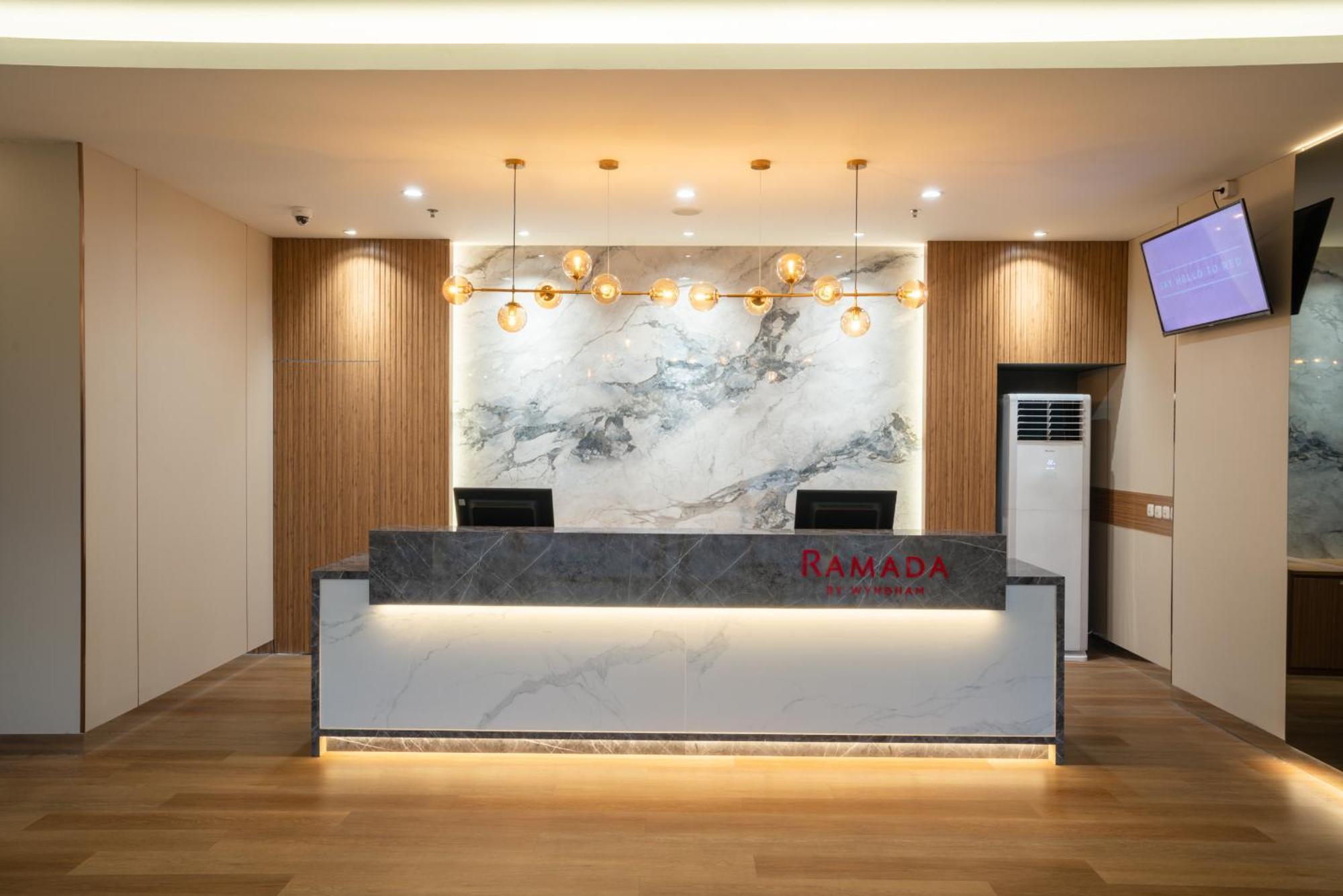 Ramada By Wyndham Serpong Exterior foto