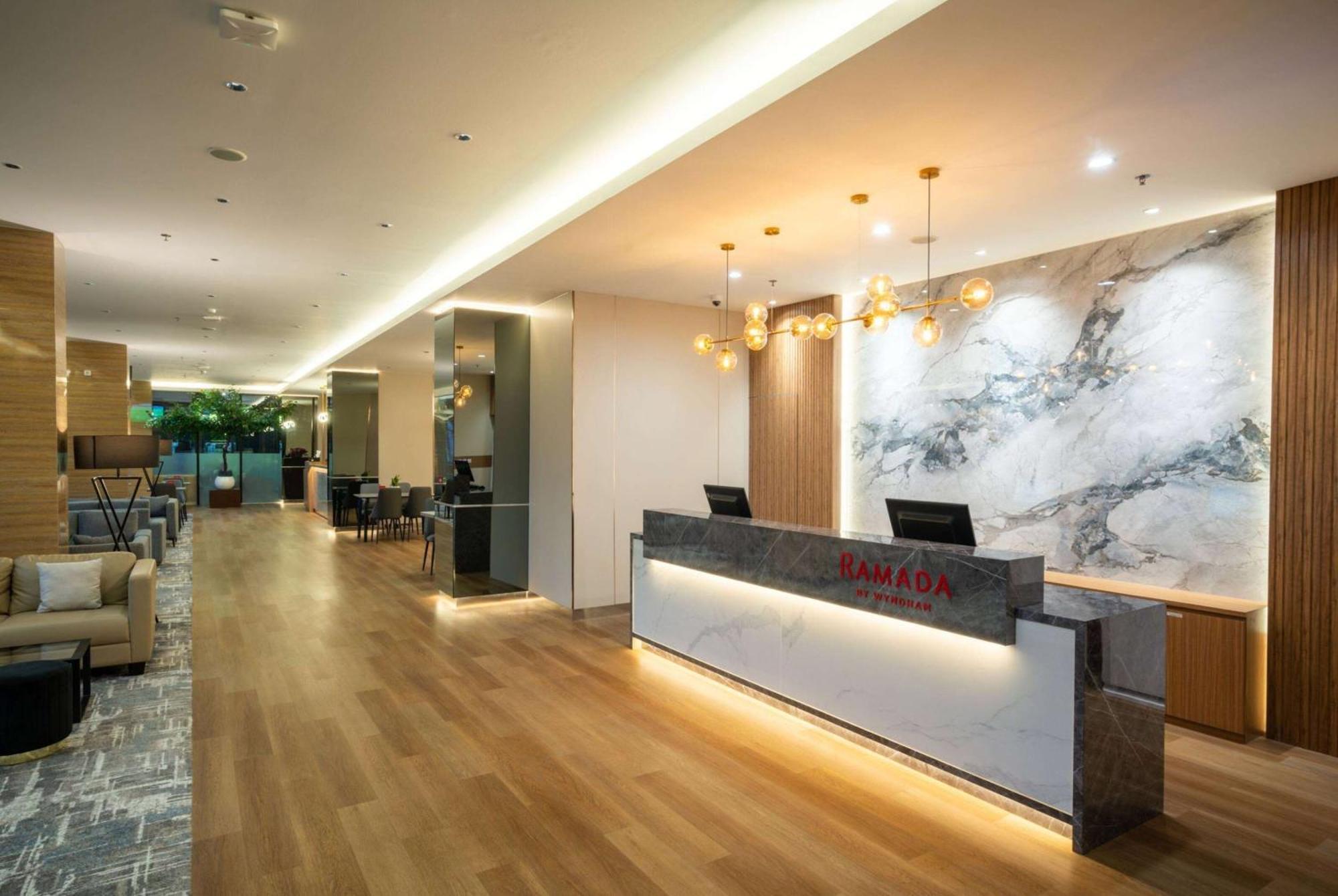Ramada By Wyndham Serpong Exterior foto
